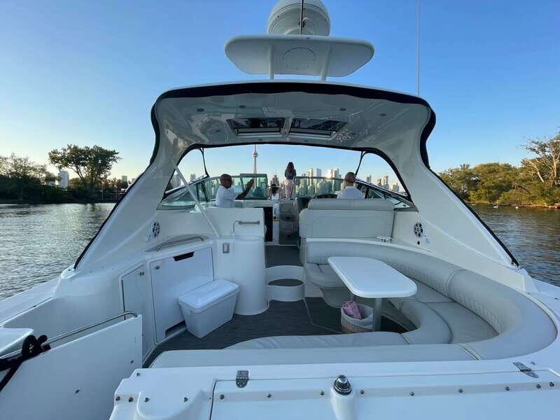 Toronto: Private Luxury Yacht Sightseeing Cruise & Prosecco - The Itinerary Breakdown